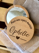 Charger l&#39;image dans la galerie, Miroir de poche en bois à personnaliser