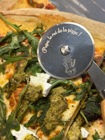 Roulette à pizza avec gravure personnalisée sur la lame de découpe
