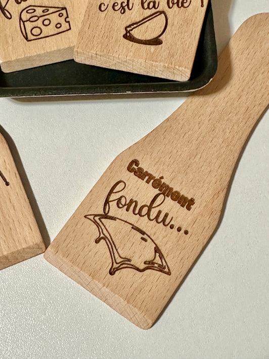 Spatule en bois pour fromage fondu avec personnalisation de la phrase de son choix