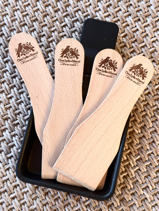 Spatules à raclettes en bois avec logo gîte lydie et marcel